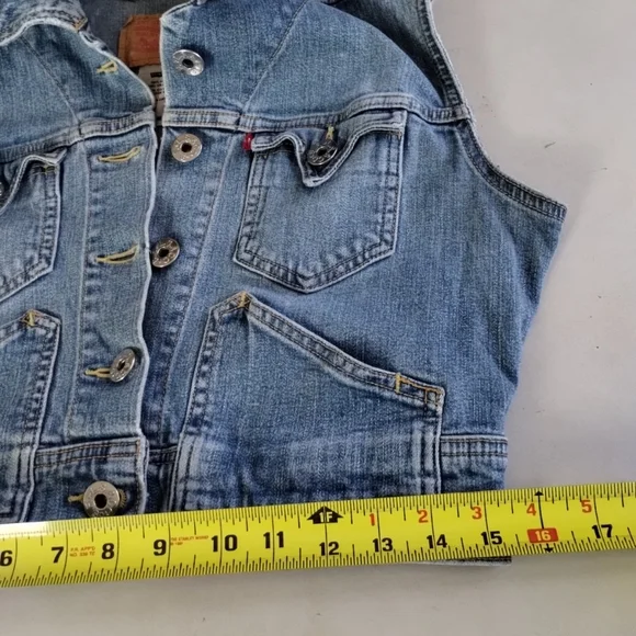 Levi's Blue Denim Vest Women's SZ Medium Cropped Y2K Classic Streetwear Casual - Picture 12 of 12
